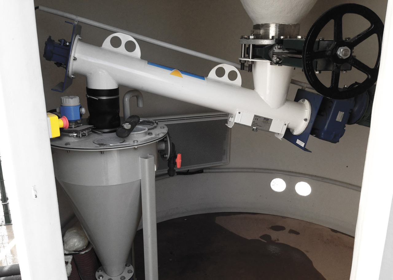 Für bestimmte Anwendungen wie z.B. die Beschickung der Filter zur Enthärtung sind Anlagen zum Einspülen von kalkhaltigen Produkten Kalk mittels Feststoff-Wasserstrahl-Pumpe geeignet. Anlage zum Einspülen von Kalkhydrat