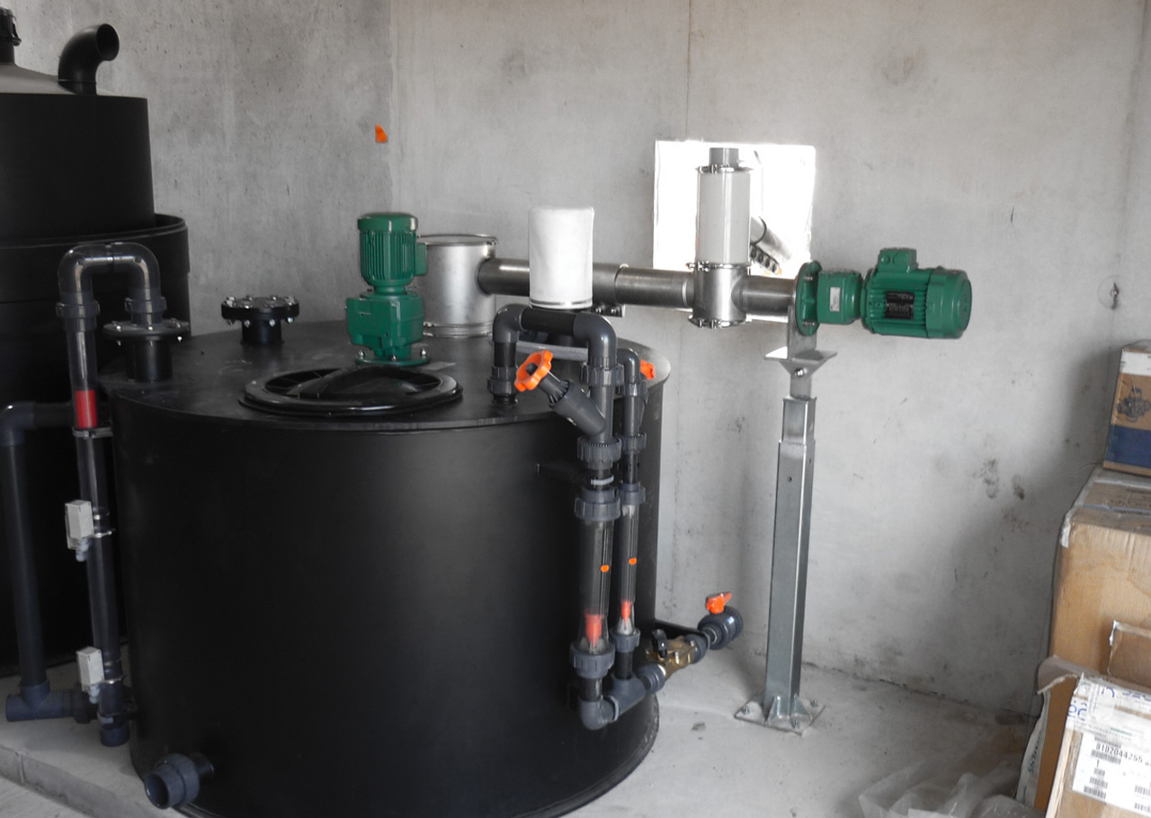 Der Kalk wird in einem Silo, BigBag, Sackaufgabebehälter gelagert und über ein SODIMATE Austrags- und Dosiersystem sowie einem SODIMATE-Injektor in den Ansetzbehälter unter Zugabe von Wasser dosiert. Anruehren von Kalkhydrat
