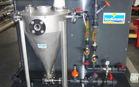 Feststoff - Wasserstrahl - Pumpe für Pulveraktivkohle aus Edelstahl auf Montagerahmnen