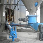 Zement aus Silo austragen und fördern