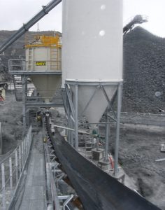 Mechanisches Silo Austrags- und Dosiergerät DDS 400 für Branntkalk auf Steinbruch mit geneigter Dosierschnecke