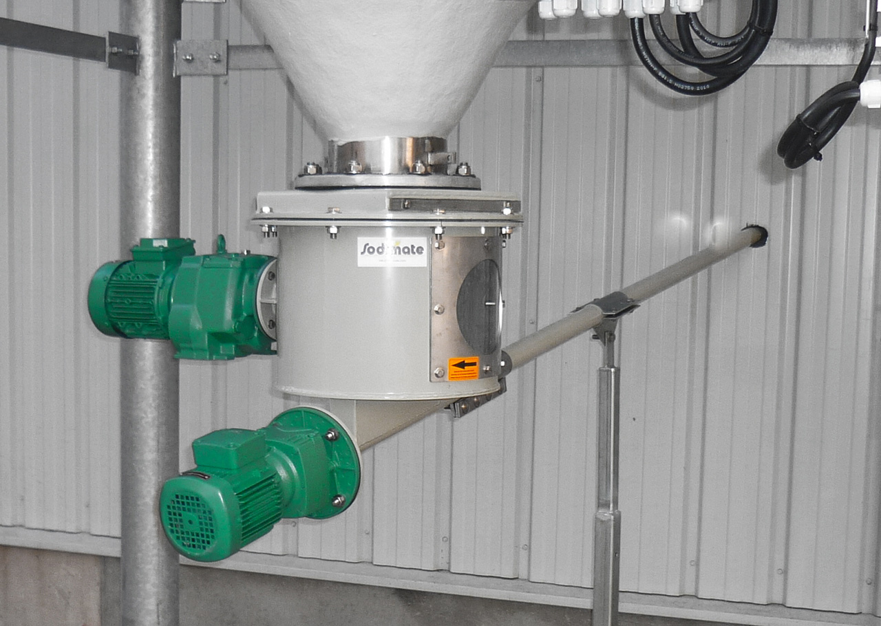 Das rein mechanische Silo Austrags- und Dosiergerät DDS 400 dient zum Austragen und Dosieren für in Silos gelagerte pulverförmige Schüttgüter. Es kann problemlos unter allen Silos, die mit einem Konus ausgestattet sind eingebaut werden. Es sind keine weiteren Austrags/Dosiereinrichtungen wie Fluidisierungssysteme, Vibrationsböden, Rüttler oder Zellradschleuse notwendig. Das Silo Austrags- und Dosiergerät DDS 400 ist eine rein mechanische Silo Austragshilfe. Der Siloaustrag und die Dosierung erfolgt ohne weiteren Austragshilfen wie Fluidisierung, Vibrationsboden, Rüttler oder Zellradschleuse