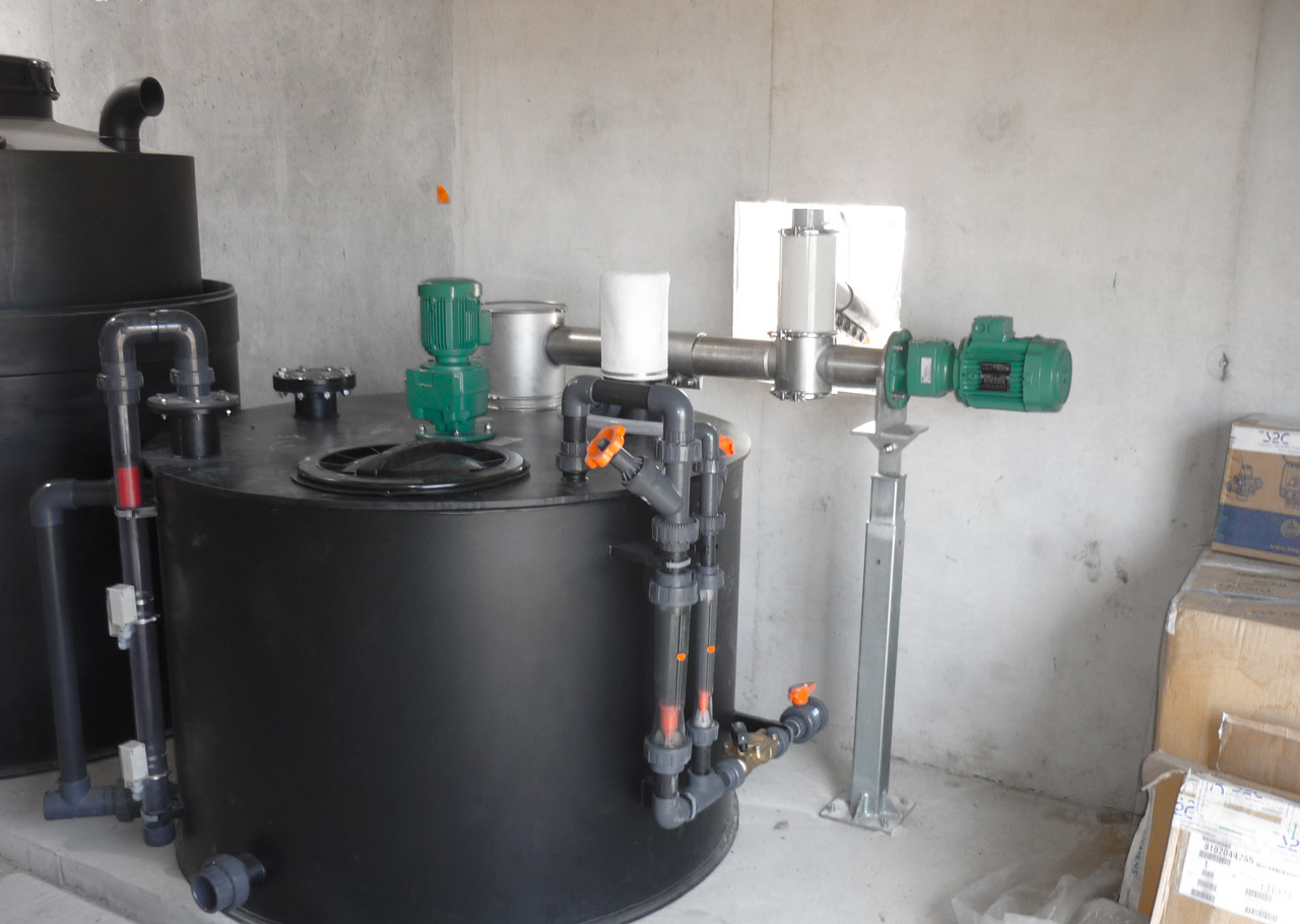 Der Kalk wird in einem Silo, BigBag, Sackaufgabebehälter gelagert und über ein SODIMATE Austrags- und Dosiersystem sowie einem SODIMATE-Injektor in den Ansetzbehälter unter Zugabe von Wasser dosiert. Kalkmilch Ansetzbehälter