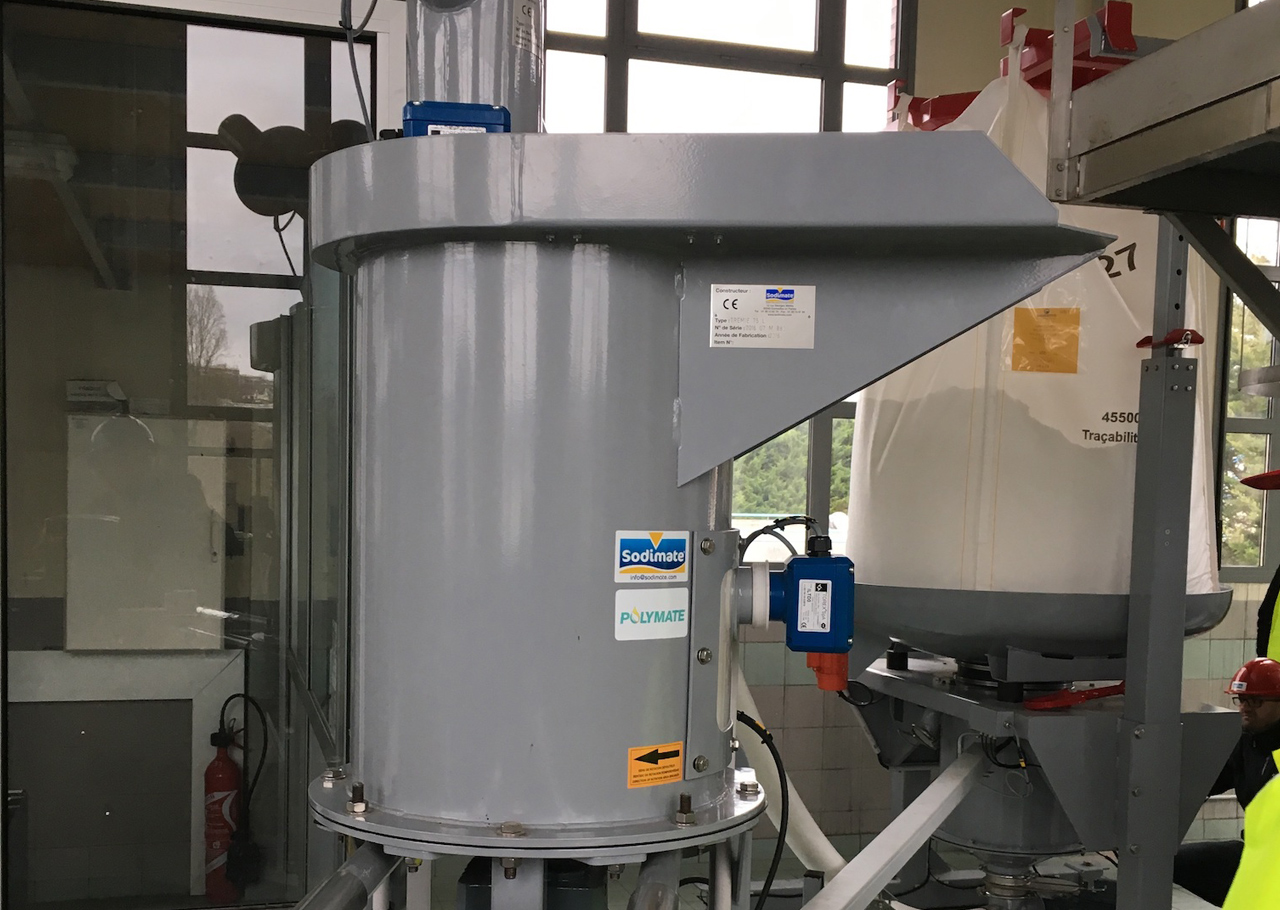 Der Kompaktdosierer ist ein mechanisches Austrags- und Dosiergerät für pulverförmige Schüttgüter. Es ist speziell Projekte mit sehr kleinen Dosiermengen entwickelt worden, bei denen die Produkt-Bevorratung keine Rolle spielt. Der Kompaktdosierer ist ein mechanisches Austrags- und Dosiergerät für pulverförmige Schüttgüter.