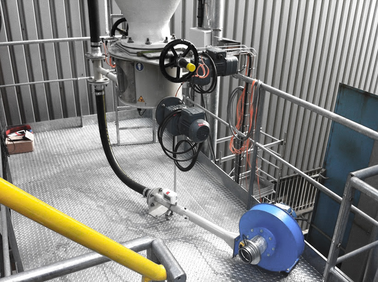 Kohlekraftwerke, Müllverbrennungsanlagen, Kupol- und Zementöfen sowie andere Industrieanlagen müssen die Rauchgase durch geeignete Verfahren reinigen, bevor diese in die Atmosphäre abgeben werden. Die Injektion der Additive in den Rohgaskanal kann entweder durch mechanische Förderung oder durch pneumatische Förderung erfolgen. Pneumatische Förderung von Natriumbicarbonat aus Silo