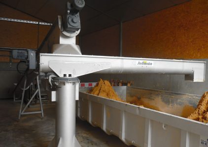 Schwenkbare Schlammförderschnecke für Klärschlamm bodenmontiert