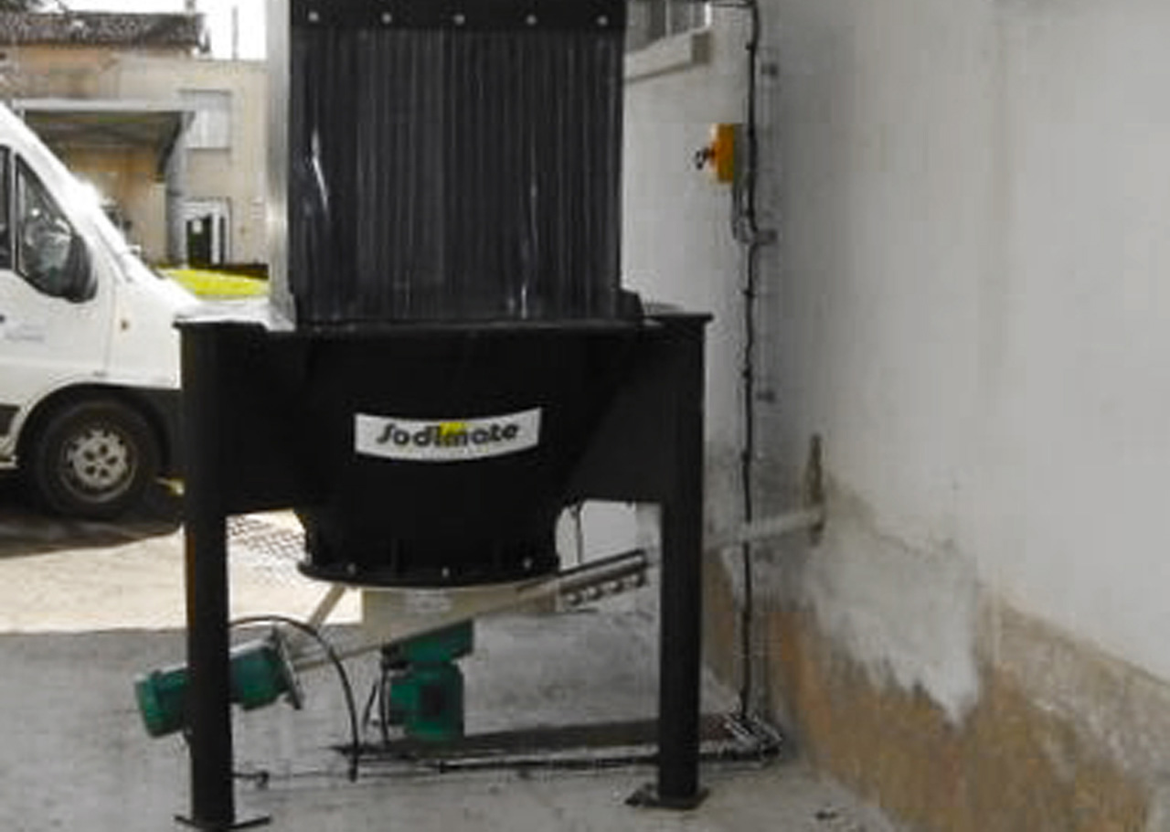 Das Austrags- und Dosiergerät ZFP 500 ist eine mechanische Einheit zum Handling pulverförmige Schüttgüter. Es kann als Sackeinschüttung ( auf Wunsch mit Staubfilter, Handschuhbox ) Pufferbehälter Wiegebehälter ausgelegt werden. Austrags- und Dosiergerät